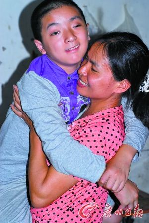 楊顯容和小杰相擁在一起,。 