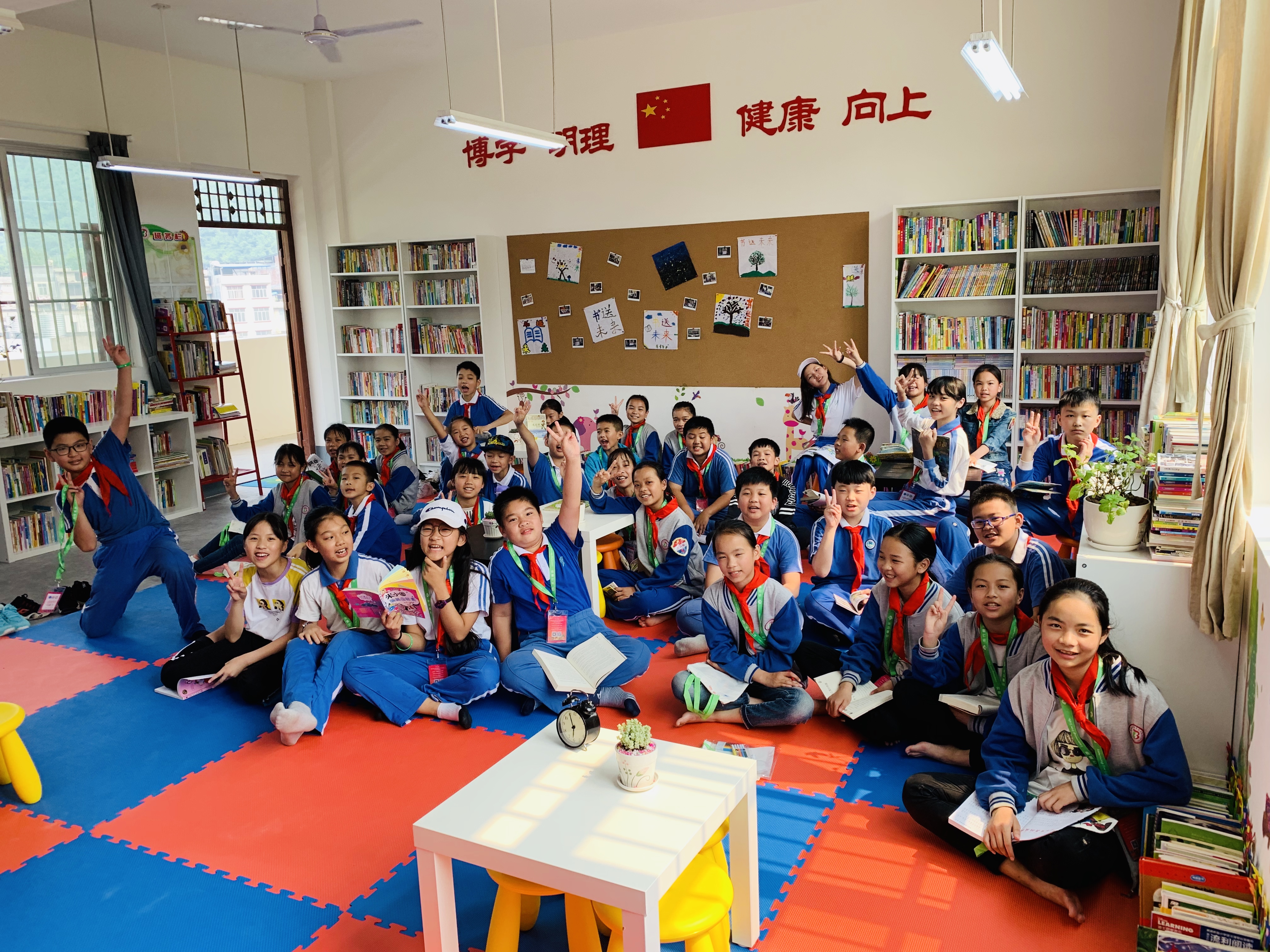 2019年4月西麗小學(xué)師生39人攜7000余本圖書赴田陽縣巴別鄉(xiāng)中心小學(xué),，打造“書送未來”閱讀共享空間,，助力幫扶地區(qū)學(xué)生提升閱讀水平.jpg